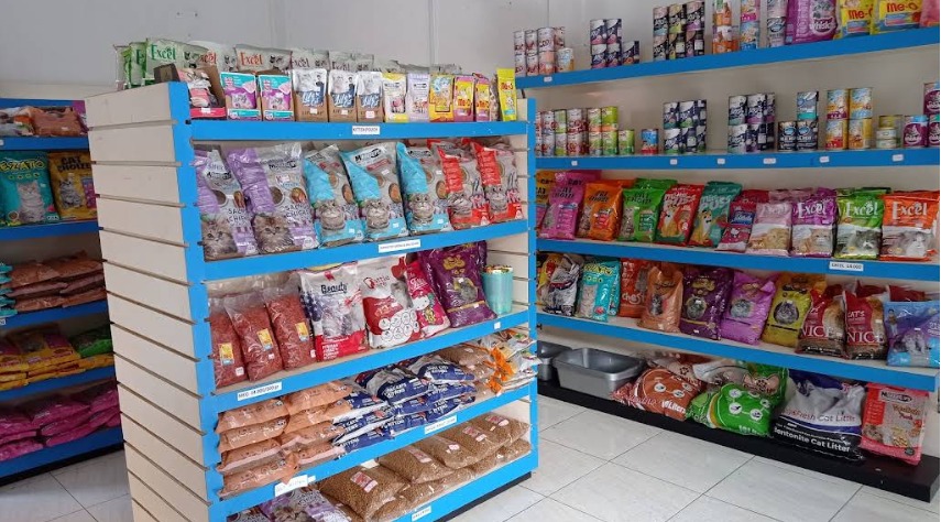 Rak produk makanan kucing